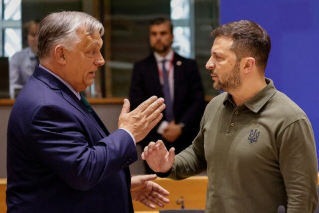 O primeiro-ministro da Hungria, Viktor Orban (L), conversa com o presidente ucraniano, Volodymyr Zelensky, antes da cimeira do Conselho Europeu na sede da UE em Bruxelas, em 27 de junho de 2024. (Foto de Ludovic MARIN / AFP)