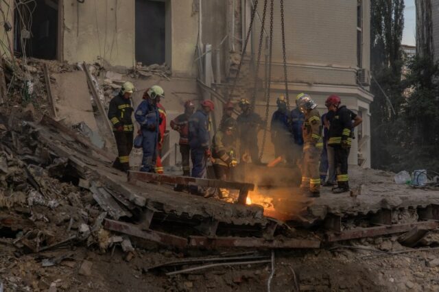 Equipes de emergência e resgate operam e limpam os escombros do prédio destruído do Hospital Infantil Ohmatdyt após um ataque com mísseis na capital ucraniana, Kiev, em 8 de julho de 2024, em meio à invasão russa da Ucrânia.  - A Rússia atingiu cidades em toda a Ucrânia em 8 de julho de 2024, com uma barragem de mísseis que matou três dezenas de pessoas e destruiu um hospital infantil em Kiev, um ataque condenado como um ataque cruel contra civis.  (Foto de Roman PILIPEY/AFP)