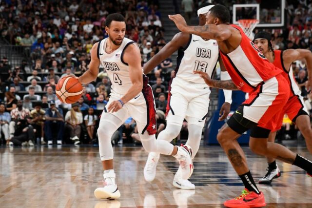 Stephen Curry driblando a bola de basquete.