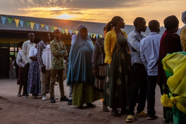 Os eleitores fazem fila para votar no início da manhã, antes da abertura das urnas durante as eleições gerais de Ruanda de 2024, em uma seção eleitoral em Kigali, em 15 de julho de 2024. - Milhões de ruandeses vão às urnas em 15 de julho de 2024 com veteranos O presidente Paul Kagame preparou-se para alcançar uma vitória fácil sobre os seus dois adversários aprovados e prolongar o seu governo com mão de ferro por mais cinco anos.  (Foto de LUIS TATO/AFP)