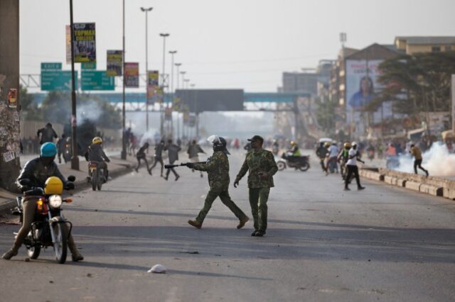 Policiais do Quênia repelem manifestantes durante manifestações em todo o país para exigir responsabilização do governo do presidente William Ruto em Nairóbi, em 23 de julho de 2024. Centenas de manifestantes saíram às ruas em cidades quenianas em 23 de julho, desafiando uma proibição policial, a última de uma série de manifestações que abalaram a nação da África Oriental.Ativistas liderados por jovens quenianos da geração Z lançaram manifestações pacíficas no mês passado por causa de aumentos acentuados de impostos, mas eles se transformaram em violência mortal, antes de se transformarem em raiva mais ampla contra o governo do presidente William Ruto.  (Foto de Tony KARUMBA/AFP)