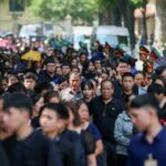 Pessoas fazem fila para visitar a funerária nacional para prestar homenagem ao falecido secretário-geral do Partido Comunista do Vietnã, Nguyen Phu Trong, em Hanói, em 26 de julho de 2024. (Foto de LUONG THAI LINH / POOL / AFP)