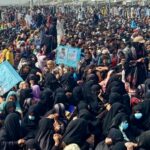 Pessoas da comunidade balúchi participam numa manifestação exigindo mais direitos em Gwadar, na província paquistanesa do Baluchistão