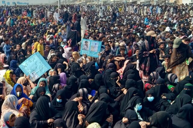 Pessoas da comunidade balúchi participam numa manifestação exigindo mais direitos em Gwadar, na província paquistanesa do Baluchistão