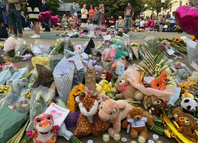 Pilhas de flores e peluches foram colocadas em vigília em Southport após o ataque de segunda-feira.