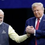 O primeiro-ministro Narendra Modi e o presidente Donald Trump apertam as mãos após as apresentações durante o