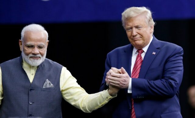 O primeiro-ministro Narendra Modi e o presidente Donald Trump apertam as mãos após as apresentações durante o 