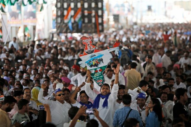 Apoiadores do Partido do Congresso gritam slogans antigovernamentais durante comício em Nova Delhi, Índia