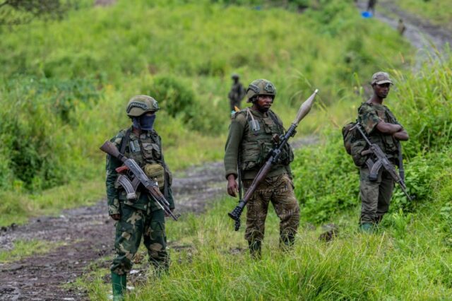 ARQUIVO - Rebeldes do M23 empunham suas armas durante uma cerimônia para marcar a retirada de suas posições na cidade de Kibumba, no leste da República Democrática do Congo, em 23 de dezembro de 2022. Os relatos são assustadores.  Sequestros, torturas, estupros.  Dezenas de civis, incluindo mulheres e crianças, foram mortos pelos rebeldes do M23 no leste do Congo, de acordo com um relatório da ONU que deverá ser publicado esta semana.  (Foto AP / Moses Sawasawa, arquivo)