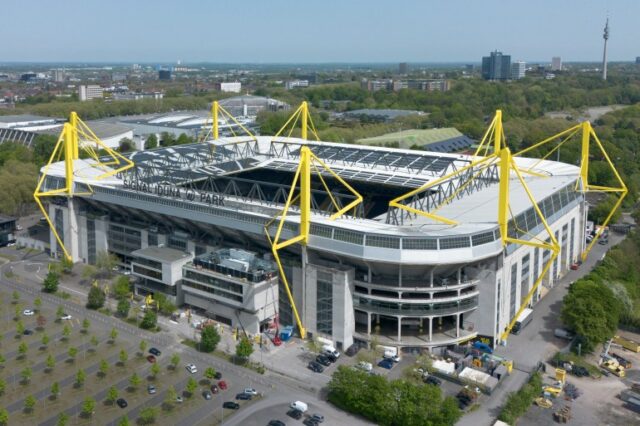 Foto exterior do estádio de futebol.