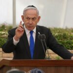 O primeiro-ministro israelense, Benjamin Netanyahu, fala durante uma cerimônia no cemitério Nahalat Yitshak, em Tel Aviv
