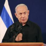 O primeiro-ministro israelense, Benjamin Netanyahu, fala durante uma entrevista coletiva na base militar de Kirya, em Tel Aviv, Israel, em 28 de outubro.