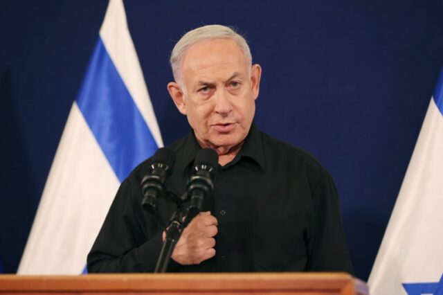 O primeiro-ministro israelense, Benjamin Netanyahu, fala durante uma entrevista coletiva na base militar de Kirya, em Tel Aviv, Israel, em 28 de outubro.