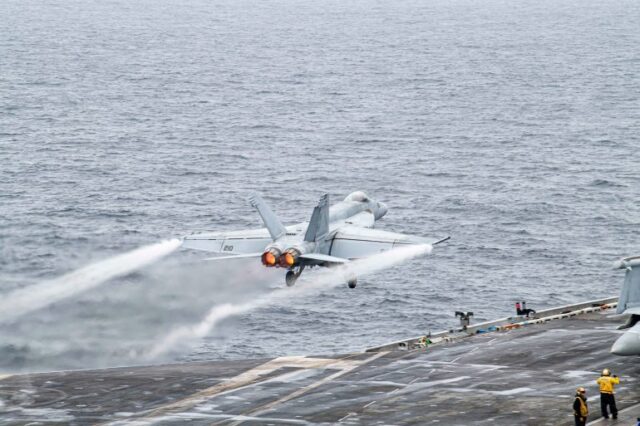 Um caça a jato dos EUA decolando do porta-aviões USS Theodore Roosevelt durante os exercícios Freedom Edge.