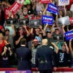 O candidato presidencial republicano, o ex-presidente Donald Trump, à direita, e o candidato republicano à vice-presidência, senador JD Vance, R-Ohio, participam de um evento de campanha, sábado, 20 de julho de 2024, na Van Andel Arena em Grand Rapids, Michigan.