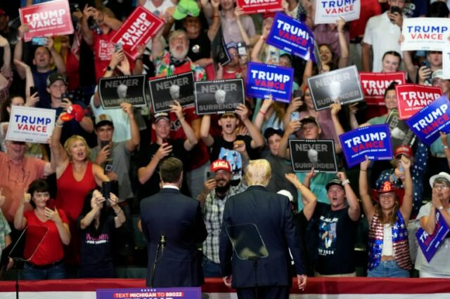 O candidato presidencial republicano, o ex-presidente Donald Trump, à direita, e o candidato republicano à vice-presidência, senador JD Vance, R-Ohio, participam de um evento de campanha, sábado, 20 de julho de 2024, na Van Andel Arena em Grand Rapids, Michigan. 