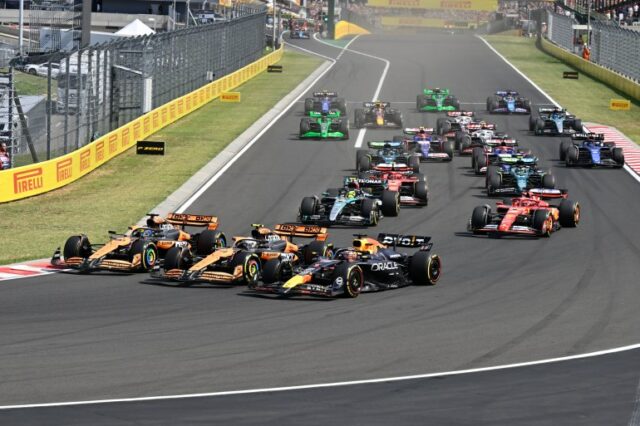 Três pilotos de F1 fazem a curva ao mesmo tempo durante a corrida.