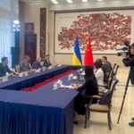 O Ministério das Relações Exteriores da Ucrânia, Dmytro Kuleba, terceiro a partir da esquerda, conversa com o Ministro das Relações Exteriores da China, Wang Yi