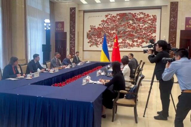 O Ministério das Relações Exteriores da Ucrânia, Dmytro Kuleba, terceiro a partir da esquerda, conversa com o Ministro das Relações Exteriores da China, Wang Yi 