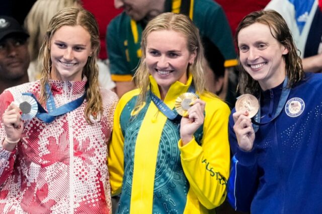 A medalhista de ouro, Ariarne Titmus, da Austrália, ao lado da medalhista de prata, Summer McIntosh, do Canadá, à esquerda, e da medalhista de bronze Katie Ledecky, dos Estados Unidos, à direita, após a final dos 400 metros livres feminino nos Jogos Olímpicos de Verão de 2024, sábado , 27 de julho de 2024, em Nanterre, França.  (Foto AP/Martin Meissner)