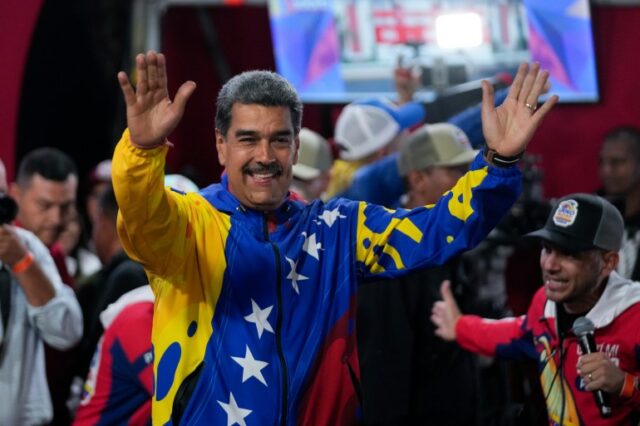O presidente Nicolás Maduro se dirige a apoiadores reunidos em frente ao palácio presidencial de Miraflores depois que as autoridades eleitorais o declararam vencedor das eleições presidenciais em Caracas, Venezuela, na segunda-feira,
