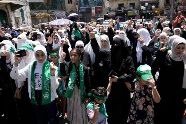 Palestinos usam lenços e bandanas do grupo militante do Hamas enquanto protestam contra o assassinato do principal líder do Hamas, Ismail Haniyeh, na cidade de Nablus, na Cisjordânia