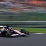 Esteban Ocon passa rápido durante o treino de sexta-feira no Grande Prêmio da Bélgica