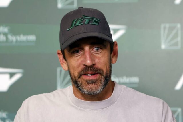 FLORHAM PARK, NOVA JERSEY - 21 DE MAIO: Aaron Rodgers nº 8 do New York Jets fala à mídia durante o treino fora de temporada do New York Jets OTA no Atlantic Health Jets Training Center em 21 de maio de 2024 em Florham Park, Nova Jersey. 