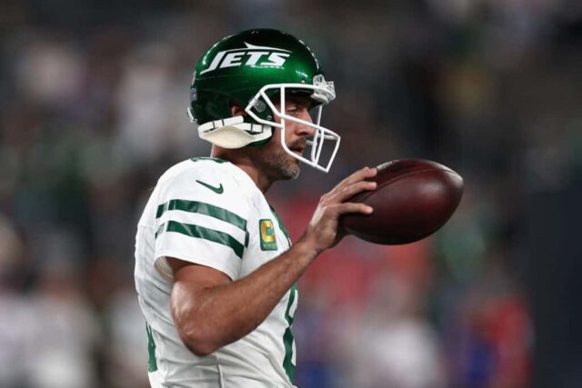 O quarterback Aaron Rodgers nº 8 do New York Jets se aquece antes do jogo da NFL contra o Buffalo Bills no MetLife Stadium em 11 de setembro de 2023 em East Rutherford, Nova Jersey.