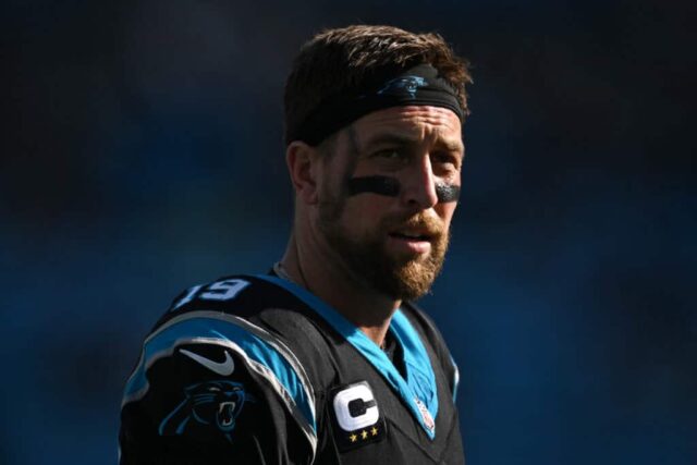 CHARLOTTE, CAROLINA DO NORTE - 24 DE DEZEMBRO: Adam Thielen # 19 do Carolina Panthers observa antes do jogo contra o Green Bay Packers no Bank of America Stadium em 24 de dezembro de 2023 em Charlotte, Carolina do Norte.