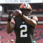 Amari Cooper nº 2 do Cleveland Browns pega a bola durante o aquecimento antes do jogo contra o New York Jets no FirstEnergy Stadium em 18 de setembro de 2022 em Cleveland, Ohio.