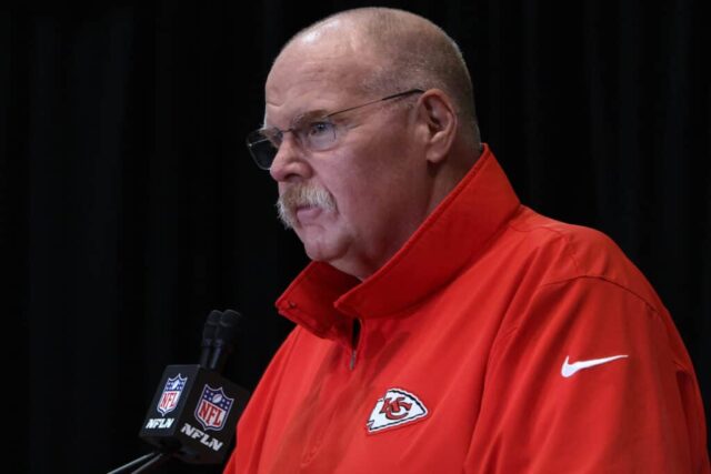 HENDERSON, NEVADA - 07 DE FEVEREIRO: O técnico Andy Reid do Kansas City Chiefs fala à mídia durante a disponibilidade da mídia do Kansas City Chiefs antes do Super Bowl LVIII no Westin Lake Las Vegas Resort and Spa em 07 de fevereiro de 2024 em Henderson, Nevada.