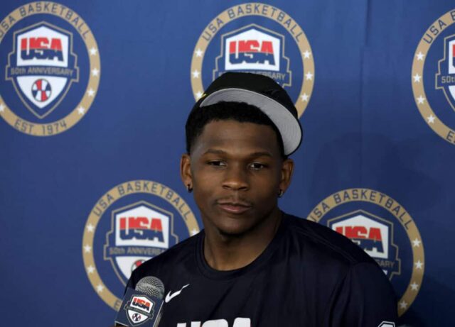 LAS VEGAS, NEVADA - 07 DE JULHO: Anthony Edwards nº 5 da Seleção Nacional Masculina de Basquete dos EUA de 2024 fala com membros da mídia após uma sessão de treinos durante o campo de treinamento da equipe no Mendenhall Center na UNLV em 07 de julho de 2024 em Las Vegas, Nevada. 