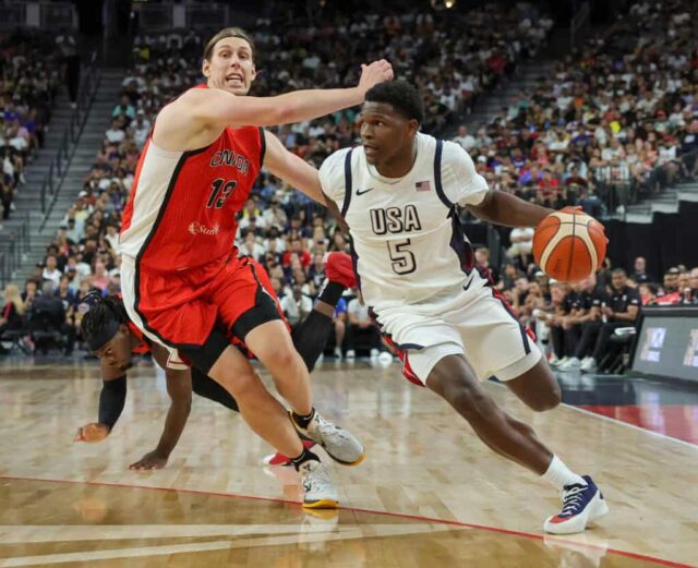 LAS VEGAS, NEVADA - 10 DE JULHO: Anthony Edwards nº 5 dos Estados Unidos enfrenta Kelly Olynyk nº 13 do Canadá na segunda metade de seu jogo de exibição antes dos Jogos Olímpicos de Paris na T-Mobile Arena em 10 de julho de 2024 em Las Vegas, Nevada.  Os Estados Unidos derrotaram o Canadá por 86-72. 