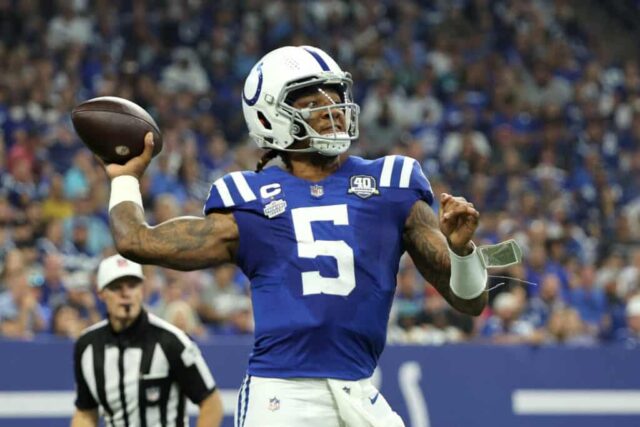 Anthony Richardson # 5 do Indianapolis Colts lança um passe no primeiro tempo de um jogo contra o Jacksonville Jaguars no Lucas Oil Stadium em 10 de setembro de 2023 em Indianápolis, Indiana.