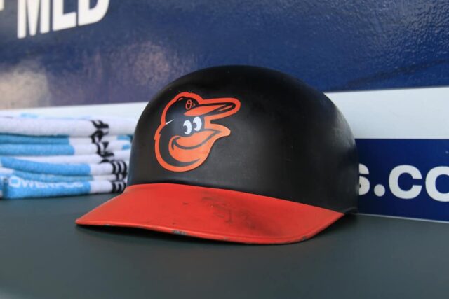 Um capacete de rebatidas do Orioles no banco de reservas antes do jogo da MLB entre o Atlanta Braves e o Baltimore Orioles em 24 de junho de 2018, no SunTrust Park em Atlanta, GA.