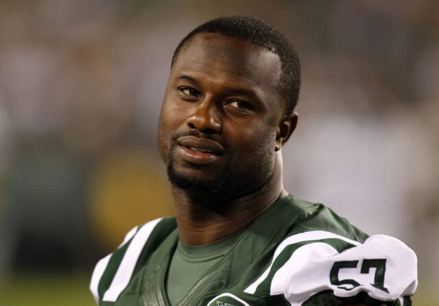 Bart Scott, nº 57 do New York Jets, fica de fora durante um jogo de pré-temporada contra o New York Jets no Lincoln Financial Field em 30 de agosto de 2012 na Filadélfia, Pensilvânia.