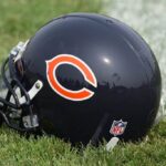 Um capacete do Chicago Bears repousa no campo durante um treino no campo de treinamento na Olivet Nazarene University em 4 de agosto de 2009 em Bourbonnais, Illinois.