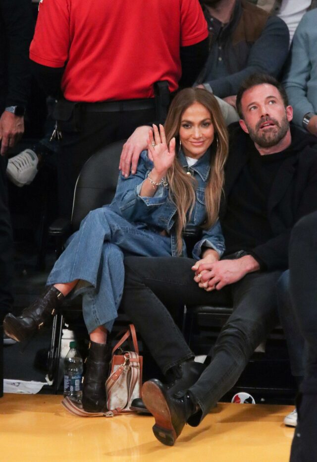 Jennifer Lopez e Ben Affleck assistem ao jogo Lakers x Boston