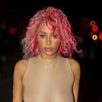 Bianca Censori com seu penteado rosa
