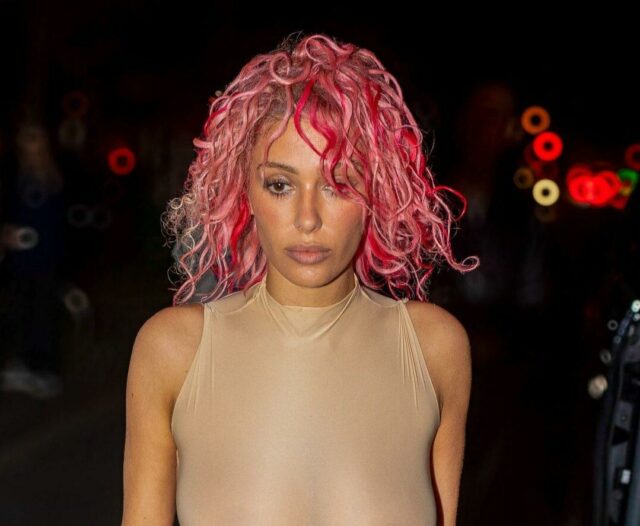 Bianca Censori com seu penteado rosa
