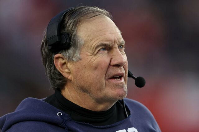 FOXBOROUGH, MASSACHUSETTS - 17 DE DEZEMBRO: O técnico do New England Patriots, Bill Belichick, observa da linha lateral durante o jogo contra o Kansas City Chiefs no Gillette Stadium em 17 de dezembro de 2023 em Foxborough, Massachusetts.