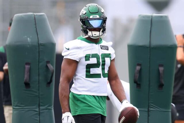 Breece Hall nº 20 do New York Jets realiza exercícios durante o campo de treinamento no Atlantic Health Jets Training Center em 20 de julho de 2023 em Florham Park, Nova Jersey.