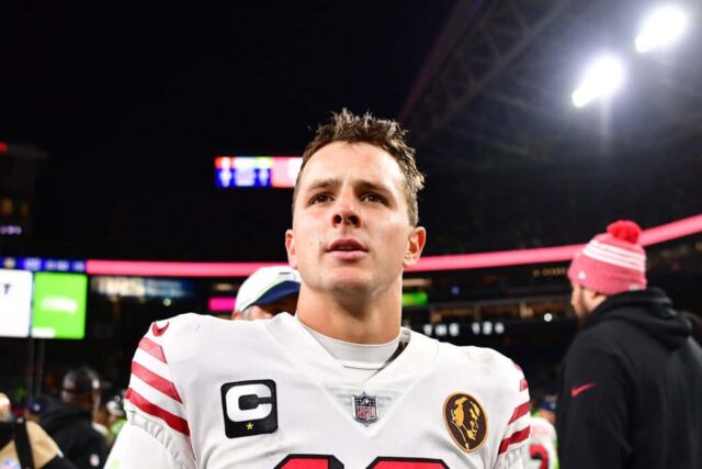 SEATTLE, WASHINGTON - 23 DE NOVEMBRO: Brock Purdy # 13 do San Francisco 49ers observa depois de um jogo contra o Seattle Seahawks no Lumen Field em 23 de novembro de 2023 em Seattle, Washington.