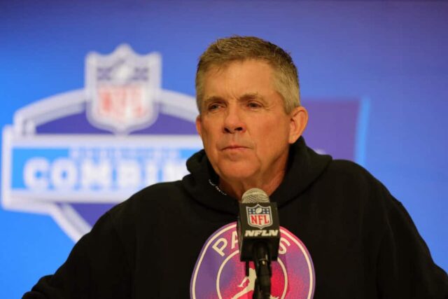 INDIANÁPOLIS, INDIAN - 27 DE FEVEREIRO: O técnico Sean Payton do Denver Broncos fala à mídia durante o NFL Combine no Centro de Convenções de Indiana em 27 de fevereiro de 2024 em Indianápolis, Indiana. 