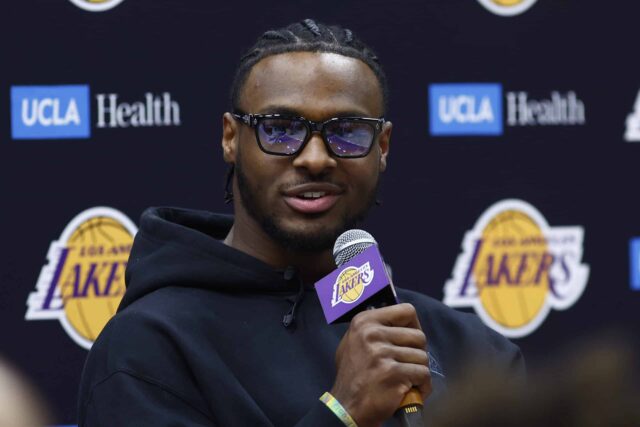 EL SEGUNDO, CALIFÓRNIA - 02 DE JULHO: Bronny James nº 9 do Los Angeles Lakers fala com a mídia durante uma coletiva de imprensa no UCLA Health Training Center em 02 de julho de 2024 em El Segundo, Califórnia.  O Lakers selecionou Bronny James e Dalton Knecht no Draft de 2024 da NBA.  NOTA AO USUÁRIO: O Usuário reconhece e concorda expressamente que, ao baixar e/ou usar esta fotografia, o Usuário está concordando com os termos e condições do Contrato de Licença da Getty Images.