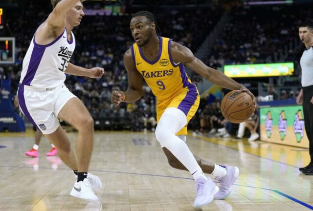 SÃO FRANCISCO, CALIFÓRNIA - 06 DE JULHO: Bronny James Jr. nº 9 do Los Angeles Lakers vai até a cesta em Dane Goodwin nº 33 do Sacramento Kings durante a segunda metade de um jogo da liga de verão do 2024 California Classic no Chase Center em 6 de julho , 2024 em São Francisco, Califórnia.  NOTA AO USUÁRIO: O Usuário reconhece e concorda expressamente que, ao baixar e/ou usar esta fotografia, o Usuário está concordando com os termos e condições do Contrato de Licença da Getty Images.