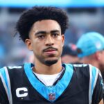 CHARLOTTE, CAROLINA DO NORTE - 24 DE DEZEMBRO: Bryce Young nº 9 do Carolina Panthers reage depois que o Green Bay Packers derrotou o Carolina Panthers em um jogo acirrado no Bank of America Stadium em 24 de dezembro de 2023 em Charlotte, Carolina do Norte.