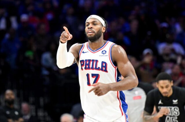 FILADÉLFIA, PENSILVÂNIA - 14 DE ABRIL: Buddy Hield # 17 do Philadelphia 76ers comemora no terceiro quarto contra o Brooklyn Nets no Wells Fargo Center em 14 de abril de 2024 na Filadélfia, Pensilvânia.  NOTA AO USUÁRIO: O Usuário reconhece e concorda expressamente que, ao baixar e/ou usar esta fotografia, o Usuário está concordando com os termos e condições do Contrato de Licença da Getty Images. 