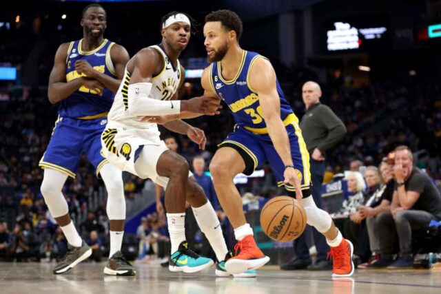 SAN FRANCISCO, CALIFÓRNIA - 05 DE DEZEMBRO: Stephen Curry nº 30 do Golden State Warriors é guardado por Buddy Hield nº 24 do Indiana Pacers no Chase Center em 05 de dezembro de 2022 em San Francisco, Califórnia.  NOTA AO USUÁRIO: O Usuário reconhece e concorda expressamente que, ao baixar e/ou usar esta fotografia, o Usuário está concordando com os termos e condições do Contrato de Licença da Getty Images. 